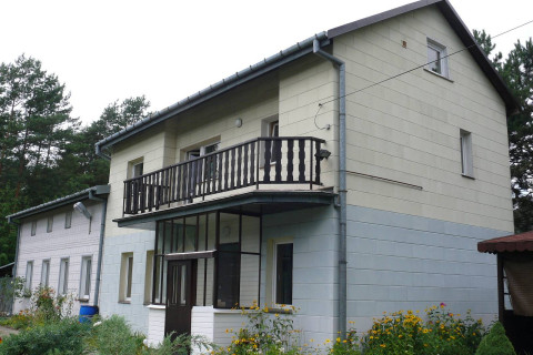 Dom wśród zieleni przy lesie