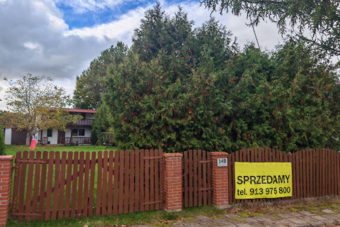 Dom na sprzedaż z garażem i dużą działką nad jeziorem – 55 m² powierzchni użytkowej, działka 532 m²