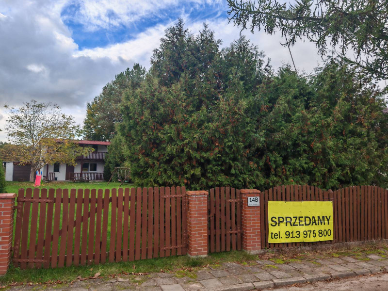 Dom na sprzedaż z garażem i dużą działką nad jeziorem – 55 m² powierzchni użytkowej, działka 532 m²