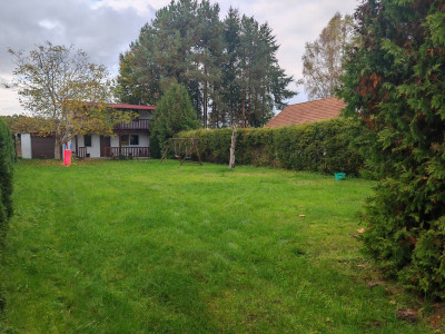 Dom na sprzedaż z garażem i dużą działką nad jeziorem – 55 m² powierzchni użytkowej, działka 532 m²