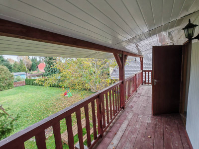 Dom na sprzedaż z garażem i dużą działką nad jeziorem – 55 m² powierzchni użytkowej, działka 532 m²