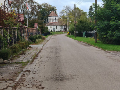 Dom na sprzedaż z garażem i dużą działką nad jeziorem – 55 m² powierzchni użytkowej, działka 532 m²