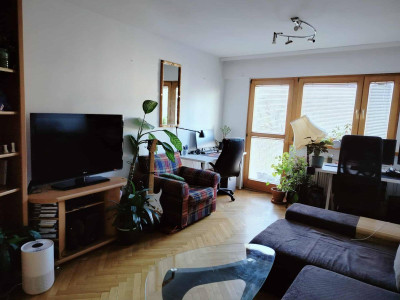 wynajmę najchętniej studentom 2 pokoje z kuchnią przy stacji metra Słodowiec.