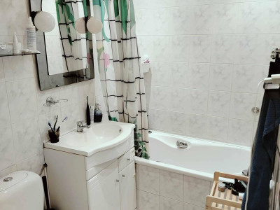 wynajmę najchętniej studentom 2 pokoje z kuchnią przy stacji metra Słodowiec.