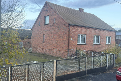 Dom z budynkami mieszkalnymi i dużą działką