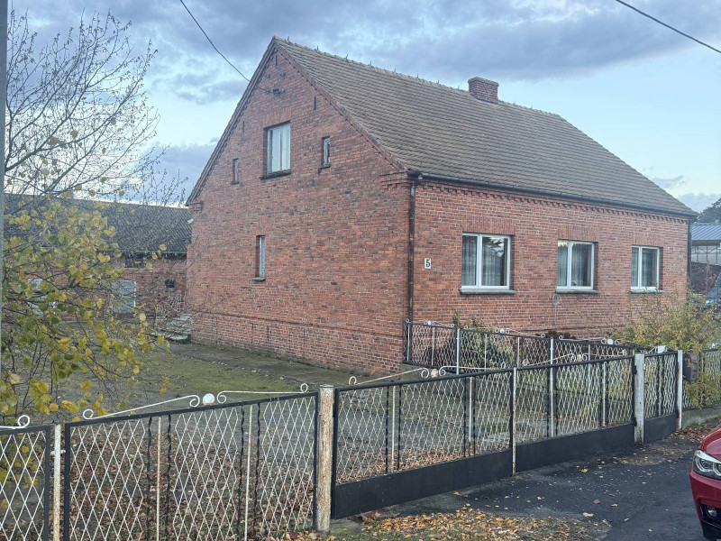 Dom z budynkami mieszkalnymi i dużą działką