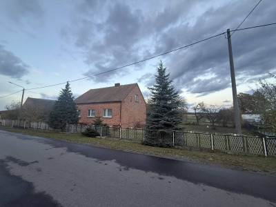 Dom z budynkami mieszkalnymi i dużą działką