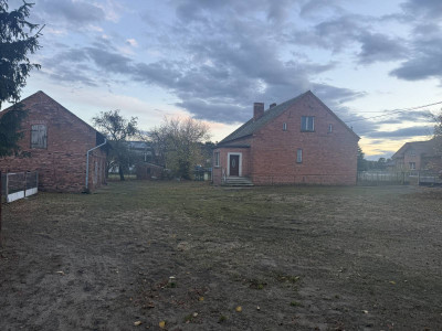 Dom z budynkami mieszkalnymi i dużą działką