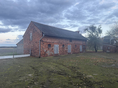 Dom z budynkami mieszkalnymi i dużą działką