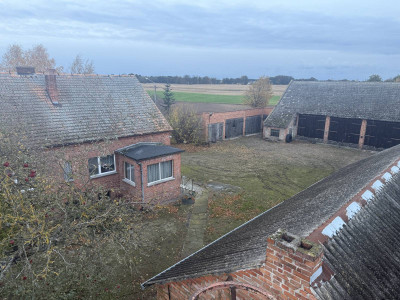 Dom z budynkami mieszkalnymi i dużą działką