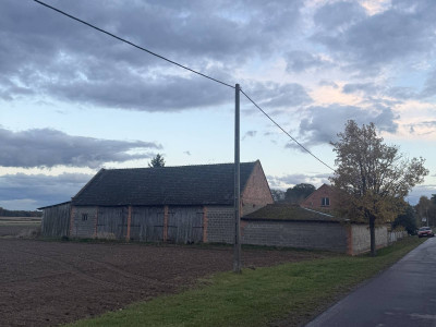 Dom z budynkami mieszkalnymi i dużą działką