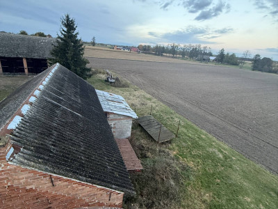 Dom z budynkami mieszkalnymi i dużą działką