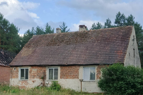 Dom w otoczeniu lasów i jezior
