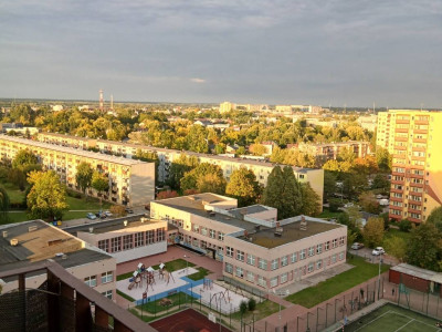 Kawalerka z balonem piękny widok na miasto