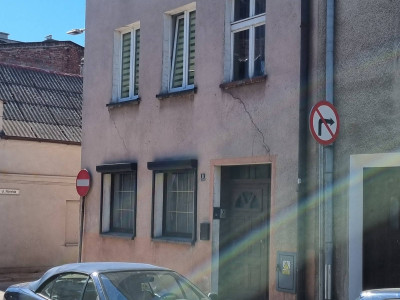 Przestronny dom z ogromnym potencjałem – 3 poziomy mieszkalne, duży garaż, podpiwniczenie i ogród!