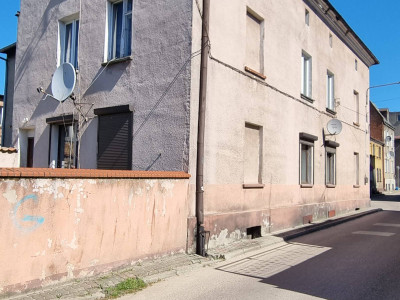 Przestronny dom z ogromnym potencjałem – 3 poziomy mieszkalne, duży garaż, podpiwniczenie i ogród!