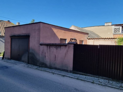 Przestronny dom z ogromnym potencjałem – 3 poziomy mieszkalne, duży garaż, podpiwniczenie i ogród!