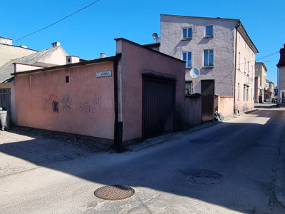 Przestronny dom z ogromnym potencjałem – 3 poziomy mieszkalne, duży garaż, podpiwniczenie i ogród!