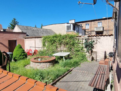 Przestronny dom z ogromnym potencjałem – 3 poziomy mieszkalne, duży garaż, podpiwniczenie i ogród!