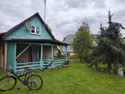 Całoroczny domek nad jeziorem.